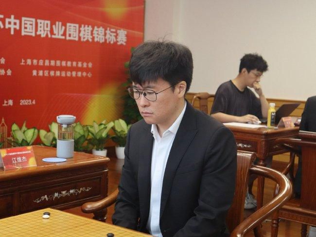 《寒战1994》定档五一 近日，由梁乐民执导的电影《寒战1994》正式官宣定档五一，并发布定档预告及一组定档海报。
