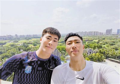 剧情解析：复杂叙事下的“高端权谋”《风林火山》并非传统意义上的警匪片，而是更像一场精心设计的“剧本游戏”。