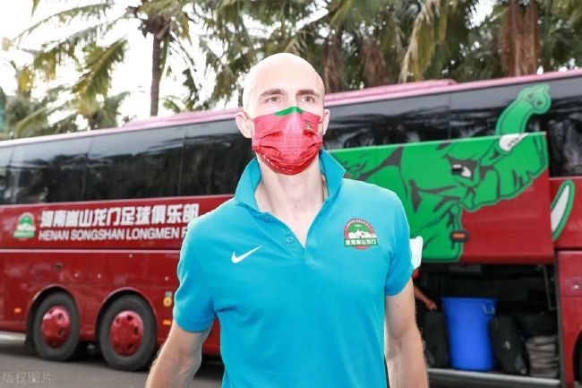 《不要和陌生人说话》的时代拓荒揭开国产家暴题材的隐秘角落时间回溯至21世纪初，薛晓路参与创作的《不要和陌生人说话》，在彼时的国产剧市场，完成了一次极具勇气的题材拓荒——它是国内首部直面肢体家庭暴力的影视作品，在大众对“家庭暴力”毫无认知、甚至将其归为“家务事”的年代，将家庭内部最残酷、最隐蔽的肢体暴力，赤裸裸地呈现在荧幕之上，成为几代人心中难以磨灭的现实印记。