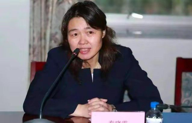 温碧霞身穿低胸装性感现身，飘逸走来犹如女神。
