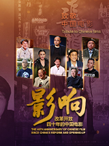 殷桃饰演的妈妈则是这个家庭的“压舱石”。