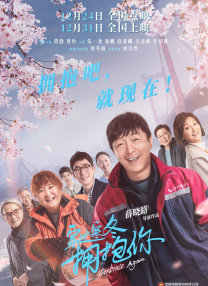 其中莉莉·柯林斯红唇妆容亮眼，笑容灿烂美丽。