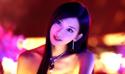 女星安妮·海瑟薇烈焰红唇深V诱惑，一贯的精练短发显示“安妮宝贝”的俏皮可爱，与老公亚当·舒尔曼在台上头贴着头大秀恩爱。