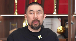 第二天，第54届格莱美奖典礼开场时，全场人员以一段祷告悼念惠特妮·休斯顿的离开，接着播放了一段她演唱的《I Will Always Love You》MV片段，在场所有明星都为这位缺席的当代巨星起立默哀，并给予最高敬意的掌声。